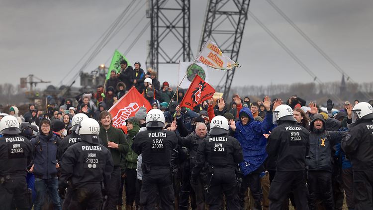 Nach Angaben des NRW-Innenministeriums wurden im Umfeld der Räumung von Lützerath 500 Straftaten begangen.