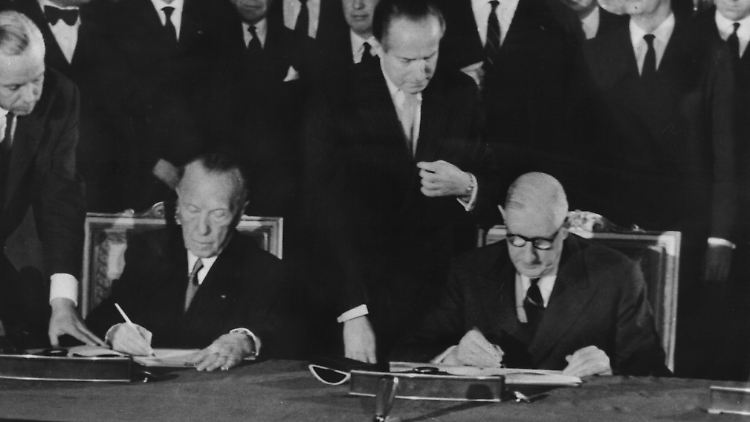 22. Januar 1963: Bundeskanzler Konrad Adenauer (l.) und der französische Staatspräsident Charles de Gaulle unterzeichnen im Élysée-Palast den deutsch-französischen Freundschaftsvertrag.