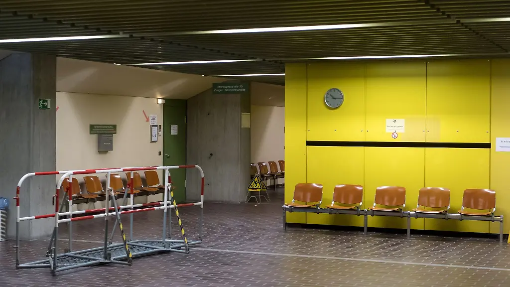 Blick-in-einen-Trakt-des-Gerichtsgebaeudes-fuer-das-Amtsgericht-das-Landgericht-I-und-II-das-Oberlandesgericht-und-die-Staatsanwaltschaft-in-der-Nymphenburger-Strasse