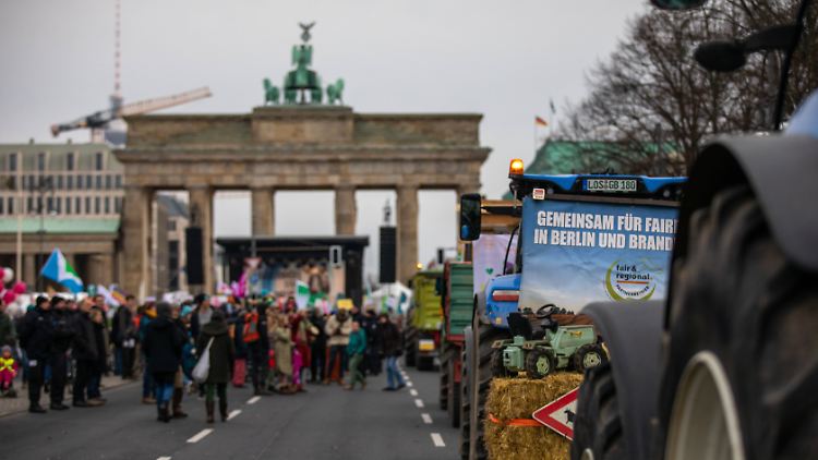Der Protestzug zog vom Brandenburger Tor aus ins Regierungsviertel bis es über die Straße des 17. Juni zurück zum Tor gehen sollte.