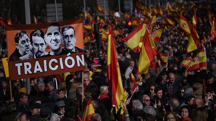 Ärger über Strafrechtsreform: Demonstranten in Madrid nennen Premierminister Sanchez und seine Regierung "Verräter".