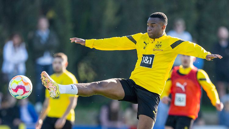 Moukoko spielt weiter in Schwarzgelb.
