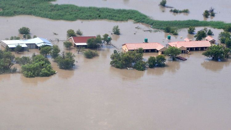 Überflutete Häuser bei Prieska am Fluss Vaal.