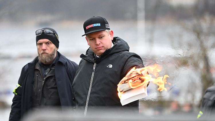 Der Chef der dänischen Partei Harte Linie, Rasmus Paludan, verbrennt nicht zum ersten Mal einen Koran. 
