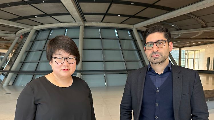 Ye-One Rhie und Kaweh Mansoori sitzen für die SPD-Fraktion im Bundestag. Beide haben politische Patenschaften für Gefangene im Iran übernommen.