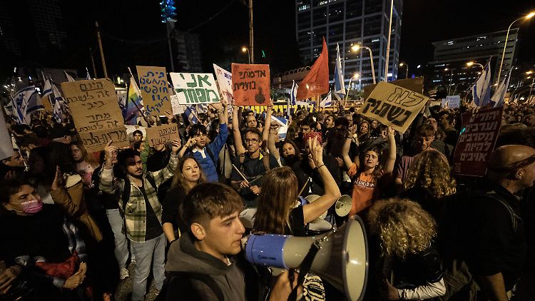 Es war der bislang größte Protest seit der Vereidigung Netanjahus Ende Dezember. 