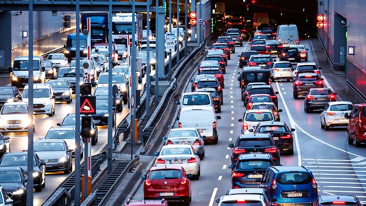 "Wenn wir auf der Straße nicht ähnliche Zustände wie gerade bei der Schiene erleben wollen", müsse entgegengesteuert werden, so Wissing.