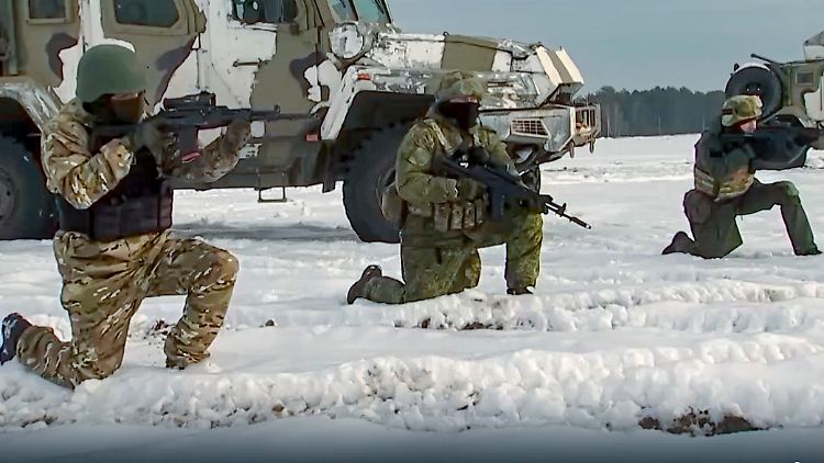 Russland gehe davon aus, dass noch viele Jahre eine verstärkte militärische Bedrohung bestehen werde, hieß es in London.