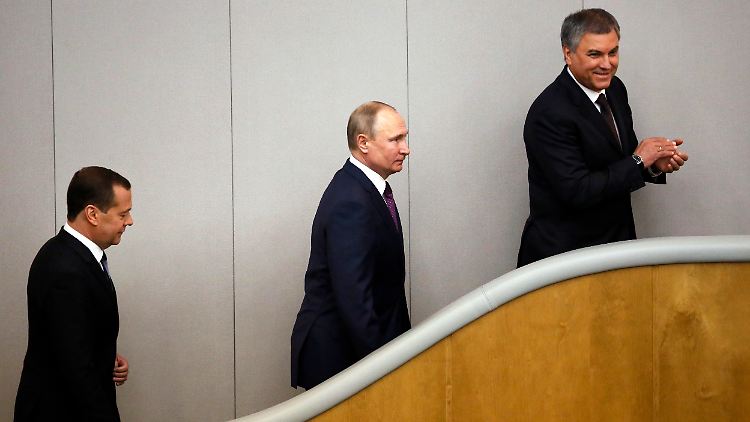Duma-Chef Wjatscheslaw Wolodin (r.) mit dem russischen Präsidenten Wladimir Putin und dem Ex-Präsidenten Dmitri Medwedew (l.). 