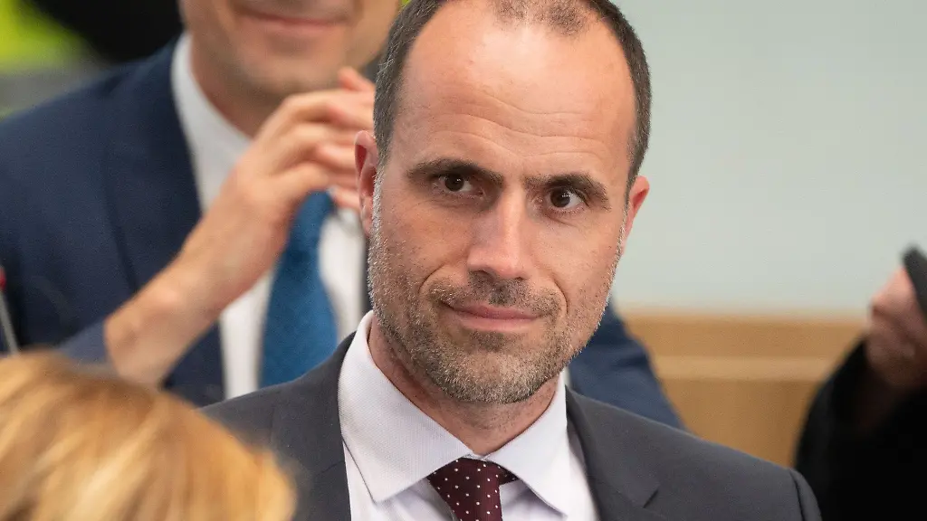 Clemens-Hoch-SPD-Minister-fuer-Wissenschaft-und-Gesundheit-von-Rheinland-Pfalz-nimmt-an-der-ersten-Sitzung-des-Landtags-von-Rheinland-Pfalz-im-sanierten-Deutschhaus-teil