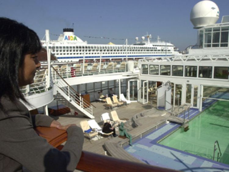 Swimmingpool des Kreuzfahrtschiffs "MS Europa", daneben das Schiff "Aida Blu".