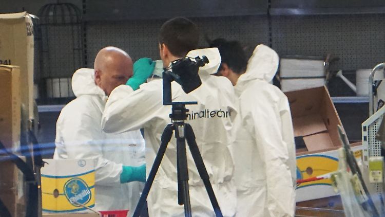 Mitarbeiter der Kriminaltechnik der Polizei sichern Spuren am Tatort.