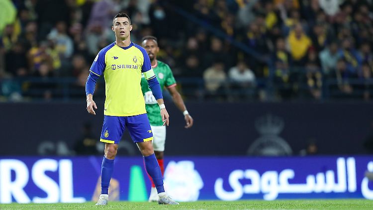 Reibt sich auf, aber bleibt ohne Torchance: Ronaldo trägt beim Debüt für Al-Nassr die Kapitänsbinde.