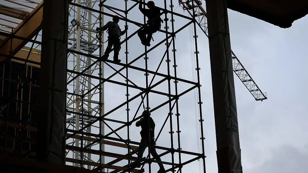 Geruestbauer-errichten-mit-Gurten-gesichert-ein-Geruest