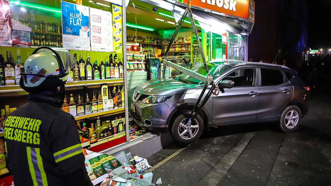 Bei diesem Unfall, den ein 84-Jähriger im nordrhein-westfälischen Gevelsberg am vergangenen Freitag verursacht hatte, ist glücklicherweise niemand verletzt worden.