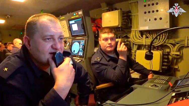 Offiziere im Kontrollraum der Fregatte "Admiral Gorschkow".