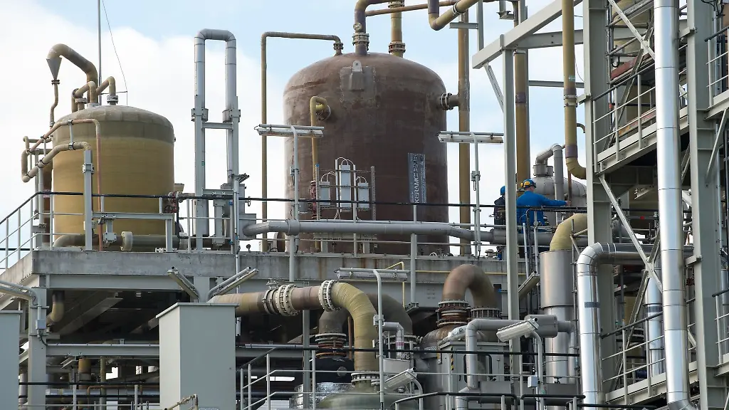 Ein-Arbeiter-geht-im-Chemiepark-Bitterfeld-Wolfen-bei-Akzo-Nobel-durch-eine-Anlage-zur-Produktion-von-Chlor