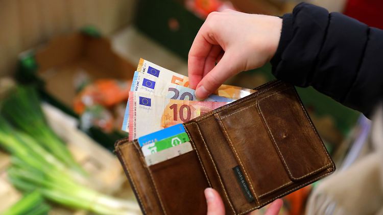 Verbraucher müssen für Lebensmittel zunehmend tiefer in die Tasche greifen.