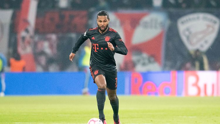 Sieht auch auf dem Platz gut aus: Serge Gnabry treibt das Spielgerät in der Partie gegen Leipzig voran. 
