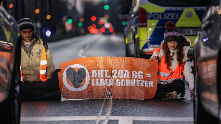 Das Bild soll in diesem Jahr in deutlich mehr Teilen Deutschlands zu sehen sein: Aktivisten der "Letzten Generation", die Straßen blockieren.