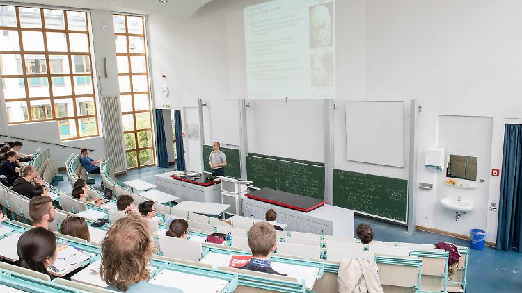 Besonders in den Ingenieurberufen der Elektrotechnik, des Maschinenbaus und im Bau-Bereich herrscht ein großer Fachkräftemangel.