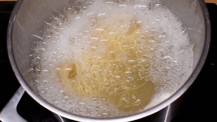 Um Energie zu sparen, kann man beim Nudelkochen nach zwei Minuten Kochzeit die Hitzezufuhr ausschalten und die Pasta mit aufgelegtem Deckel fertiggaren lassen.