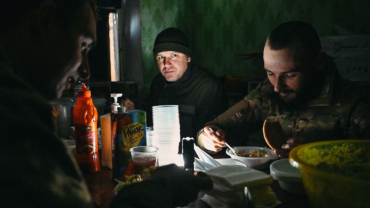 Die Kosten für die Verpflegung ukrainischer Soldaten standen in der Kritik, Korruption habe es dabei laut Verteidigungsminister Resnikow aber nicht gegeben.