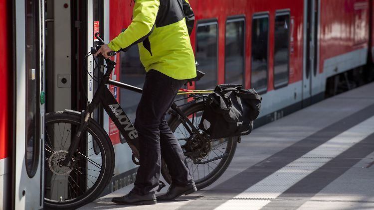 Bitte einsteigen: Bei der Radmitnahme in der Bahn plant man für etwaige Umstiege besser mehr Zeit ein.