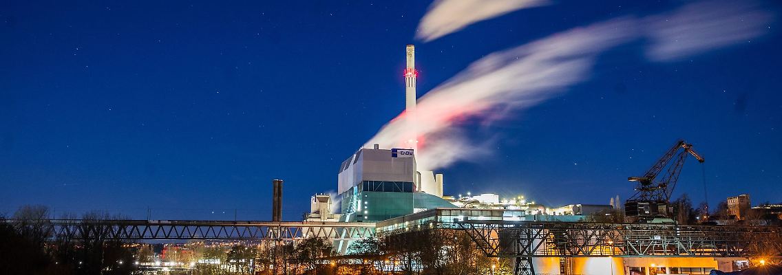Dampf kommt zur morgendlichen blauen Stunde aus den Schornsteinen des Kraftwerks in Stuttgart-Münster.