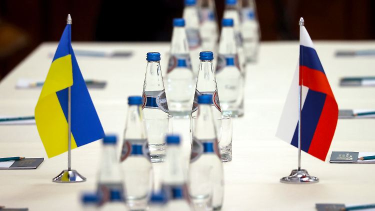 Nach Ansicht von Kissinger kann der Krieg nur am Verhandlungstisch beendet werden.