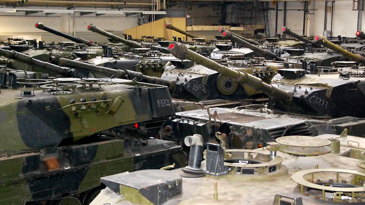 Neben der Bundeswehr könnte auch die Industrie Leopard-Panzer bereitstellen - hier zu sehen: ältere 1 A5 aus dänischen Beständen.