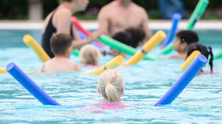 Viele Eltern gingen fälschlicherweise davon aus, dass das Seepferdchen zum Schwimmen befähige, so die DLRG.