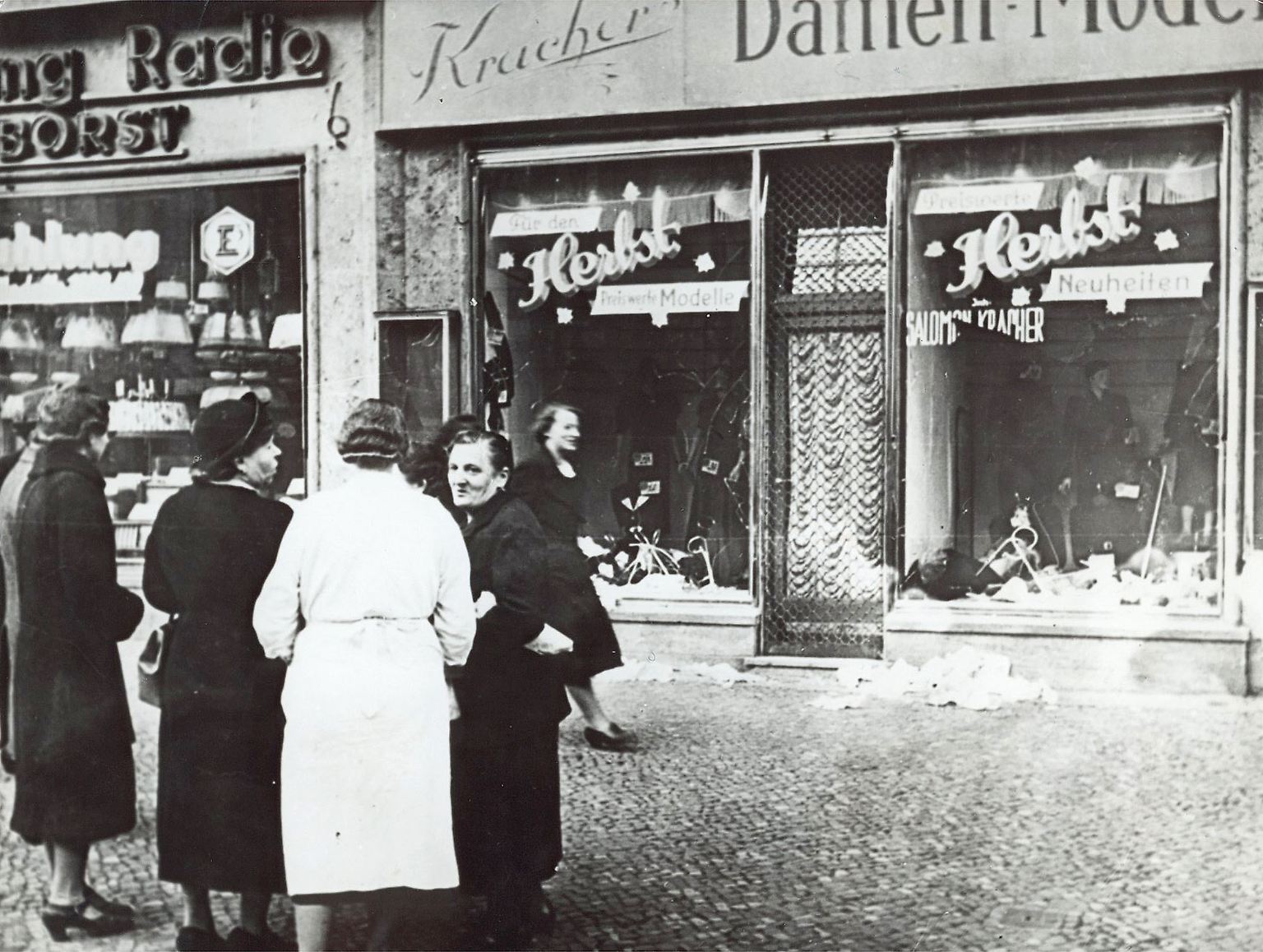 Es waren bereits gefährliche Zeiten, als die jüdische Familie Margulies aus Nazi-Deutschland floh. Im März 1939 schaffte es Vater Menashe Margulies, Textilhändler aus Chemnitz, Visa für die Niederlande zu bekommen. Der 15-jährige Sohn Szalay sollte in Berlin eigentlich Schiffskarten kaufen. 
