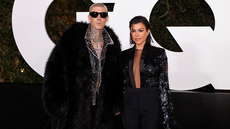 Kourtney und Travis sind seit Anfang 2020 ein Paar, das Ja-Wort gaben sie sich gleich mehrfach.