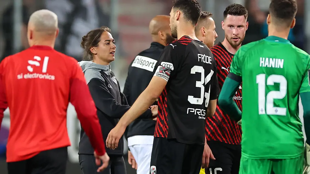 Fussball-3-Bundesliga-FC-Ingolstadt-SV-Waldhof-Mannheim-36-Spieltag-im-Audi-Sportpark-Die-Trainerin-Sabrina-Wittmann-aus-Ingolstadt-jubelt-nach-dem-Abpfiff-auf-dem-Platz-mit-ihrer-Mannschaft