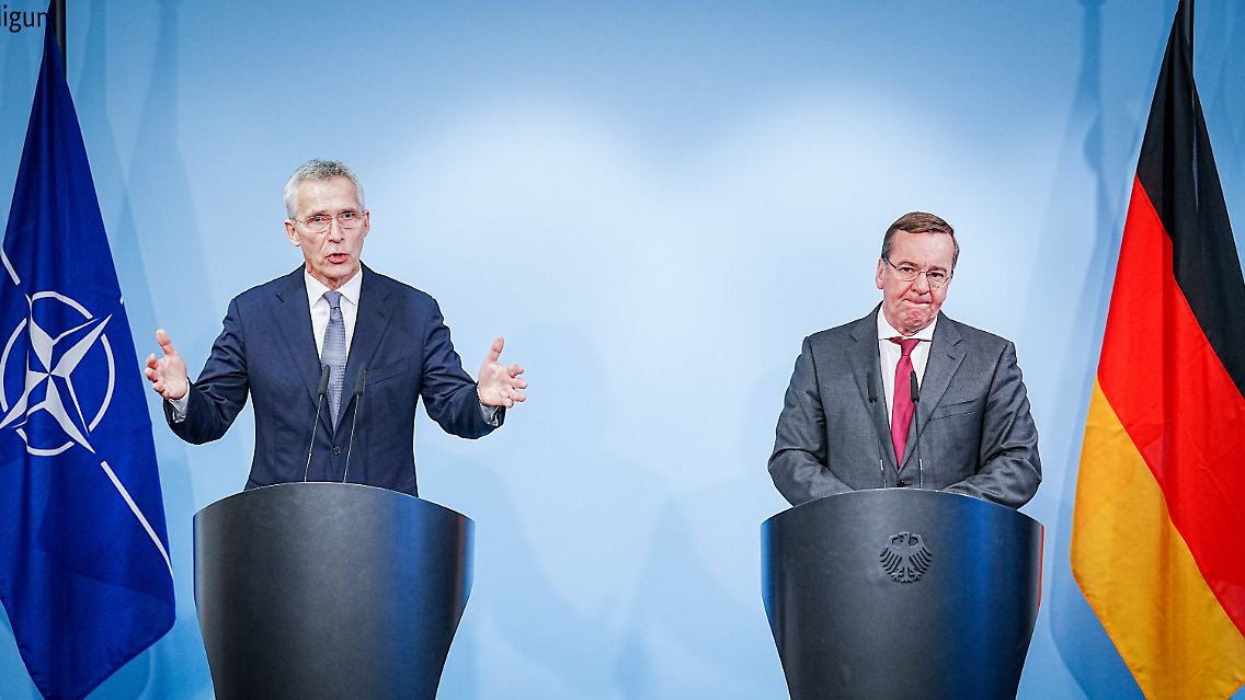 Stoltenberg und Pistorius bei der Pressekonferenz in Berlin: Die Entscheidung über Panzer-Lieferungen steht noch aus.