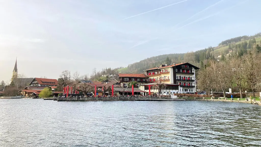 Blick-auf-das-Hotel-Schlierseer-Hof-am-Schliersee
