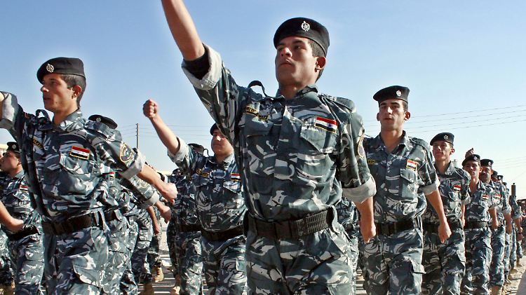 Irakische Rekruten bei ihrer Vereidigung in Mosul.