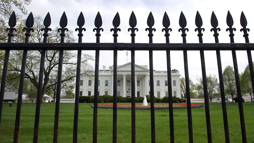Nach-einem-ersten-Zusammenprall-im-Januar-ist-nun-erneut-ein-Auto-in-einen-Aussenzaun-des-Weissen-Hauses-gekracht-Den-Aufprall-ueberlebte-der-Fahrer-nicht