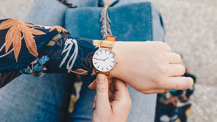 Mit eckigem Zifferblatt, buntem Armband oder in Roségold: Diese Uhrentrends für Frauen sind 2023 besonders beliebt.  