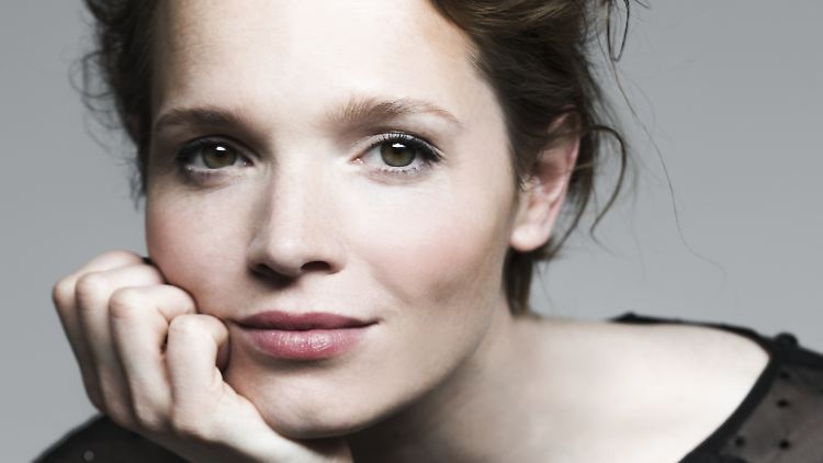 Karoline Herfurth widmet den Preis allen, die ihr in den vergangenen Jahren geholfen haben, ihre Projekte durchzuziehen.