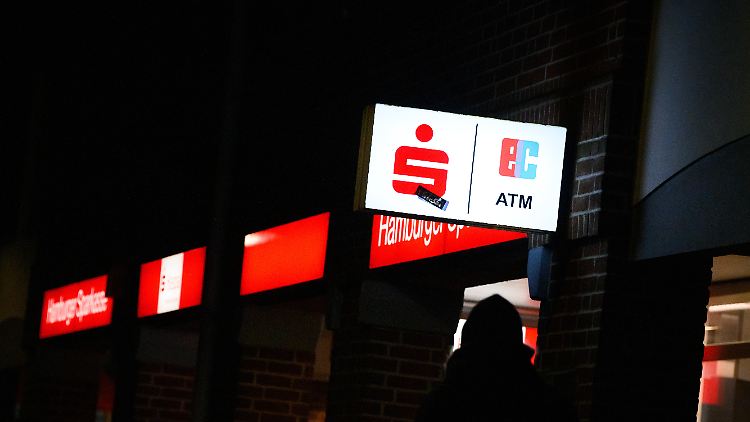Die Einbrecher machten in der Sparkasse bei Hamburg fette Beute.
