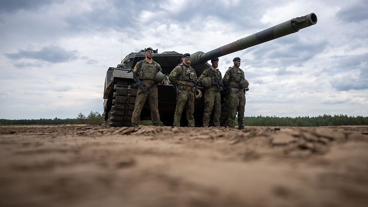 Um die volle Kraft des Leopard zu entfalten, müssen Soldaten im Verbund mit anderen Waffen, etwa dem Marder, trainiert werden.