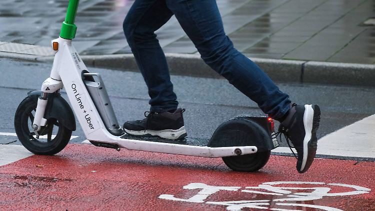 Möglichst auf dem Radweg sollen E-Scooter fahren - allerdings werden sie unerlaubt oft auch auf Gehwegen eingesetzt.