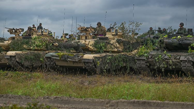 Kampfpanzer Abrams M1 (Mitte) und Leopard 2 (rechts) bei einer gemeinsamen Übung.