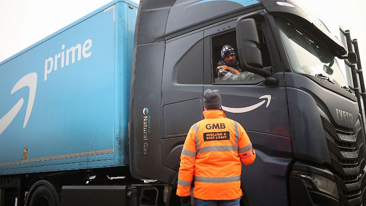 Die Beschäftigten fordern höhere Löhne, da ein Angebot von Amazon von vergangenem Sommer ihrer Darstellung nach lediglich eine Erhöhung von 50 Pence (rund 0,57 Euro) pro Stunde darstellt.