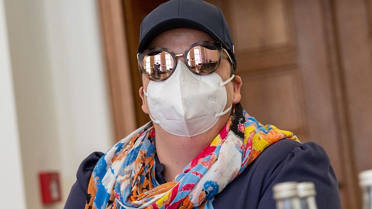 Der Masken-Untersuchungsausschuss des bayerischen Landtags sollte klären, ob bei Tandlers Maskendeal alles mit rechten Dingen zuging. Die Tochter des früheren CSU-Generalsekretärs Gernot Tandler verweigerte dabei (hier bei einem Gerichtstermin im Sommer) die Aussage.