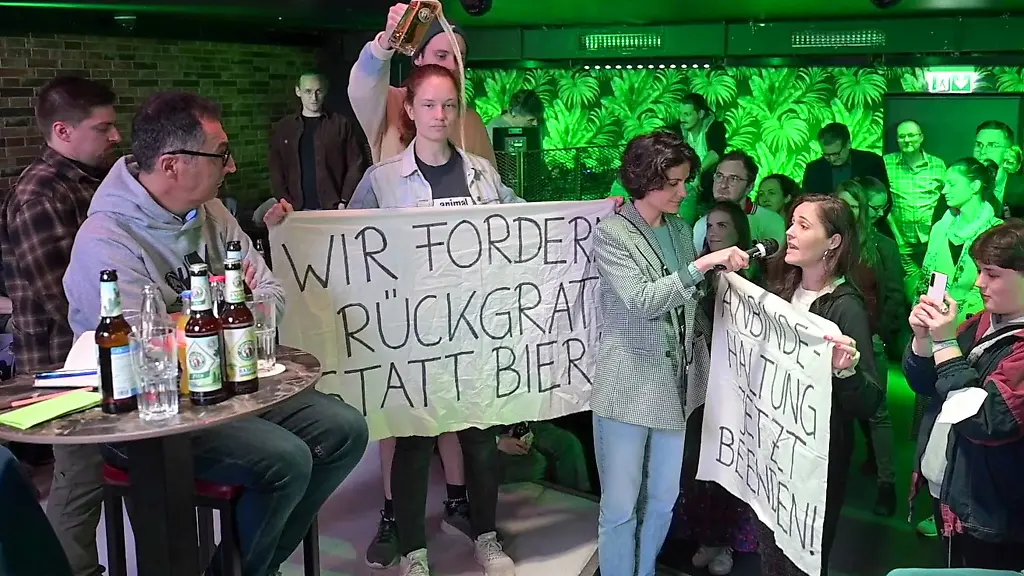 Aktivisten-der-Gruppe-Animal-Rebellion-halten-Banner-in-die-Luft