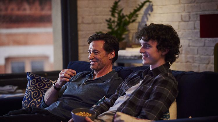 Die gute Stimmung auf dem Sofa trügt. Vater Peter (Hugh Jackman, l.) und sein Sohn Nicholas (Zen McGrath).