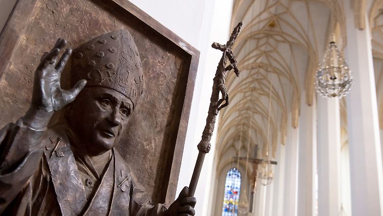 Ein Relief zeigt Papst Benedikt in der Münchner Frauenkirche. 